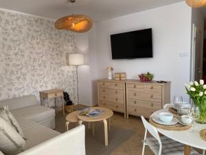 Televízia a/alebo spoločenská miestnosť v ubytovaní Apartament Przy Plaży BOHO Świnoujście