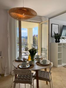 Televízia a/alebo spoločenská miestnosť v ubytovaní Apartament Przy Plaży BOHO Świnoujście