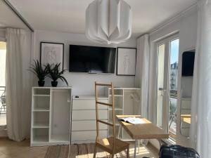 Televízia a/alebo spoločenská miestnosť v ubytovaní Apartament Przy Plaży BOHO Świnoujście