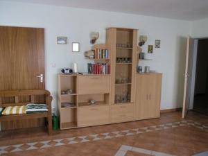 1 dormitorio con estante de libros y 1 cama en Ferienwohnung Nr 2, neben Bauernhof, Roßhaupten, Allgäu, en Rosshaupten