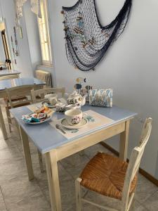 een tafel met kopjes en borden erop bij Hotel Eden in Follonica