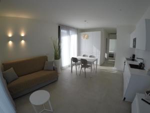 A seating area at Suite Serenissima bilocale con terrazzo frontemare - Agenzia Cocal