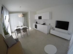 A kitchen or kitchenette at Suite Serenissima bilocale con terrazzo frontemare - Agenzia Cocal
