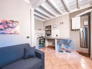 sala de estar con sofá y cocina en MYHOUSE INN LE ROSINE - Affitti Brevi Italia, en Turín