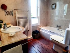 Koupelna v ubytování Apartment with pool near the beach and Barcelona by train
