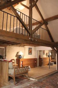 uma grande sala de estar com um grande tecto de madeira em Cellier de l'abbaye- gîte Tête à Tête em Vézelay