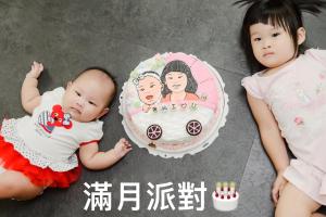 Ein Baby und ein Kuchen mit einem Bild von zwei Mädchen. in der Unterkunft 巴黎Villa C館 in Luodong