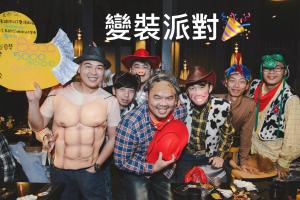 Eine Gruppe Männer, die sich für ein Foto auf einer Party posieren. in der Unterkunft 巴黎Villa C館 in Luodong