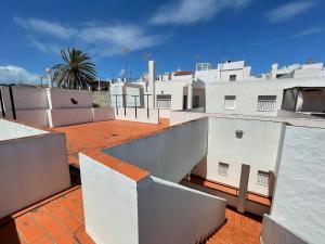 A balcony or terrace at Apartamento Conil Centro y Playa, descanso perfecto, con aire acondicionado y WIFI