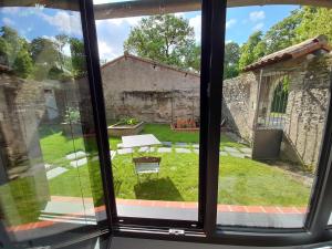 uma vista para um pátio a partir de uma janela em L'Inattendu em Saint-Sébastien-sur-Loire