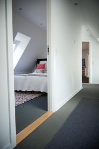 Postel nebo postele na pokoji v ubytování Torvets B&B