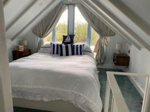 Llit o llits en una habitació de Gorgeous Bruton Chic Lakeside Boat House.