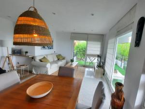 Posezení v ubytování Apartment with pool near the beach and Barcelona by train