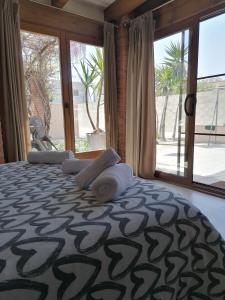 een slaapkamer met een groot bed en een groot raam bij Villa Paquita Loft in Deltebre