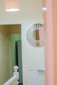 een spiegel aan de muur van een badkamer bij Anfield Apartment in Liverpool