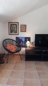 Televízia a/alebo spoločenská miestnosť v ubytovaní Sevid, Apt Ana Adriatica, 20 meters from the sea + 22 fotografií