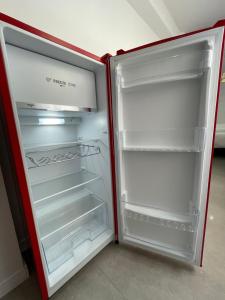 um frigorífico vazio com a porta aberta num quarto em Estudio Jardines de Colón em Córdoba