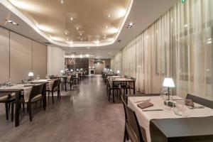 Reštaurácia alebo iné gastronomické zariadenie v ubytovaní El Patio Hotel