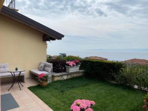 eine Terrasse mit Meerblick in der Unterkunft Il Paradiso Apartments Great View Gardasee in Torri del Benaco