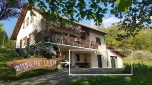 Sainte-Marie-dʼAlveyUn pied devant l'autre的一栋房子前面有一块招牌