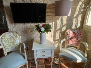 TV a/nebo společenská místnost v ubytování L'Orangerie