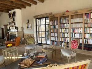 L'Orangerie في نوف‌شاتو: غرفة معيشة مليئة بالكثير من رفوف الكتاب المليئة بالكتب