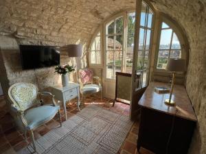 TV a/nebo společenská místnost v ubytování L'Orangerie