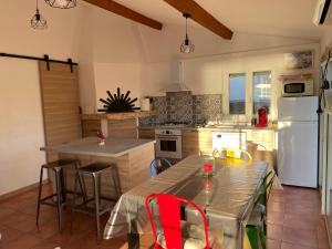 Η κουζίνα ή μικρή κουζίνα στο La DAURADELLE