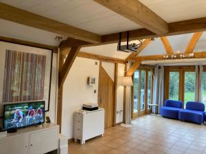 Gallery image of FLAGPOLE COTTAGE luxury smart family home, including private annex in Tandridge