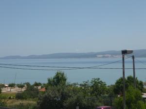 Blick auf einen Wasserkörper von einer Straße in der Unterkunft Bugenvilija in Duće