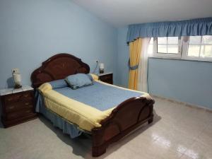 Un dormitorio con una cama grande y una ventana en Apartamento Mar de Fóra, en Finisterre