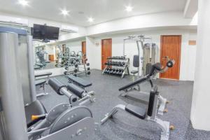 un gimnasio con cintas de correr y máquinas en una habitación en Terrazas by Andiani Travel, en Playa del Carmen