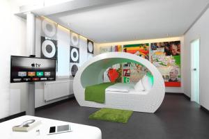 ヴィンターベルクにあるTOP FeWo mit SommerCardの白いベッドとテレビが備わる子供部屋です。