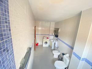 a bathroom with a toilet and a sink at AMPLIO y CÉNTRICO APARTAMENTO - AVENIDA DE MIJAS - MARENOSTRUM in Fuengirola +35 photos