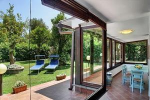a conservatory with a table and chairs on a patio at Chalet Claudia in Sant'Agnello