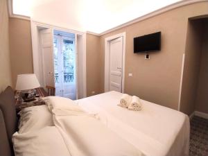 a bedroom with a bed with towels on it at ProtoDomus in Bronte