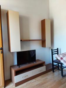 a living room with a tv on a table with a chair at Vila Green Relax in Vlorë