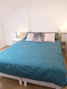 Un pat sau paturi într-o cameră la Joli duplex calme avec terrasse centre Paimpol