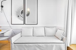 O zonă de relaxare la WHome The Boulevard Prime Location with AC & Elevator