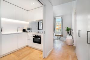 O bucătărie sau chicinetă la WHome The Boulevard Prime Location with AC & Elevator