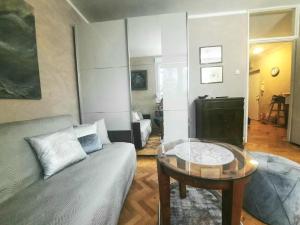 een woonkamer met een bank en een tafel bij Iva in Belgrado