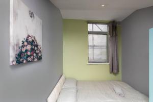 a bedroom with a bed and a window at Luxury Living - Lovely 1 Bedroom Apartment in Stockton-on-Tees