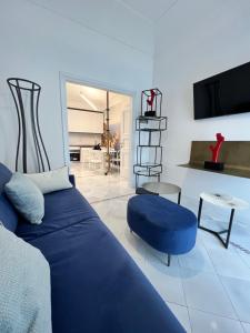 a living room with a blue couch and a table at Domus Le Botteghe in Capri