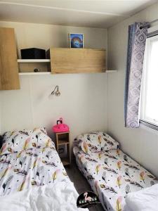 Ένα ή περισσότερα κρεβάτια σε δωμάτιο στο Mobil-home Bora-bora