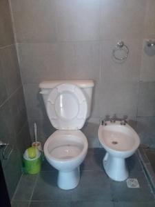 y baño con aseo y bidet. en Las Morochas en Coronel Moldes