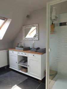 Kuchyň nebo kuchyňský kout v ubytování Escale Chambre d'hôtes Au coeur du vieux Profondeville entre Namur et Dinant