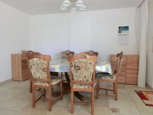 Ferienwohnung Nr 6, Meersburg, Bodensee tesisinde bir restoran veya yemek mekanı