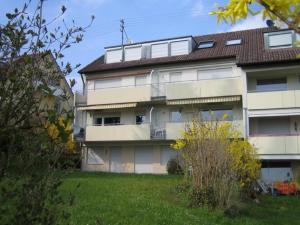 Ferienwohnung Nr 6, Meersburg, Bodensee في ميرسبرغ: عمارة سكنية مع شرفة وساحة