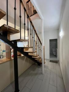 escalera en una sala de estar con suelo de baldosa en Shkodra Duplex Apartment, en Shkodër