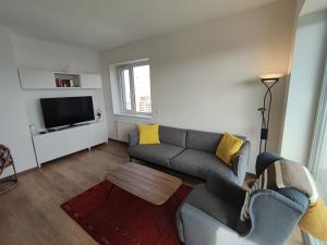 sala de estar con sofá y TV en Riverside apartment by the Danube, en Budapest